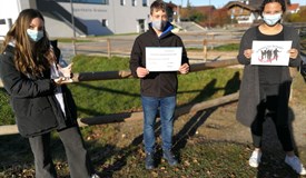 Ein Preis ging an die Mittelschule Grassau. Darüber freuten sich Lena-Karina Grasser, Stefan Siegert,Samira Stammhammer